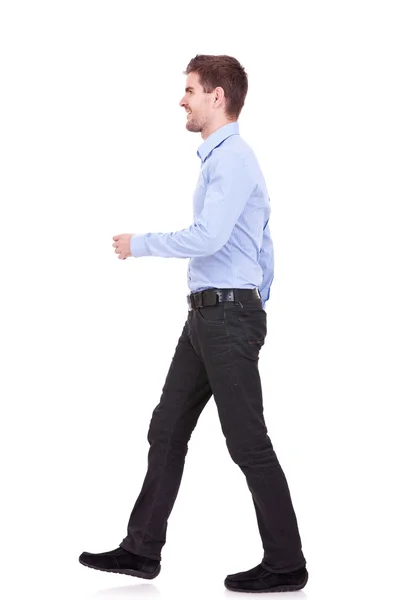 Homem caminhando para a frente — Fotografia de Stock