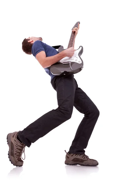 Amplio ángulo de un joven guitarrista — Foto de Stock