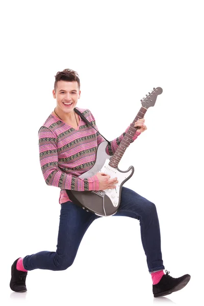 Κιθαρίστας παίζει ηλεκτρική κιθάρα έξι-συμβολοσειρά — Φωτογραφία Αρχείου
