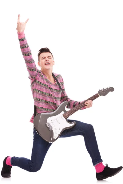 Heyecanlı bir rock yıldızı bir elektro gitar ile — Stok fotoğraf