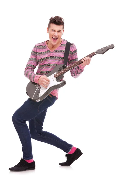 Guitarrista apaixonado tocando uma guitarra elétrica — Fotografia de Stock