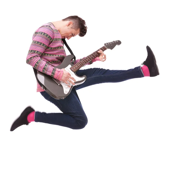 Страстный гитарист прыгает в воздух — стоковое фото