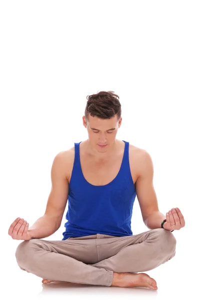 Bonito homem meditando na posição de lótus — Fotografia de Stock