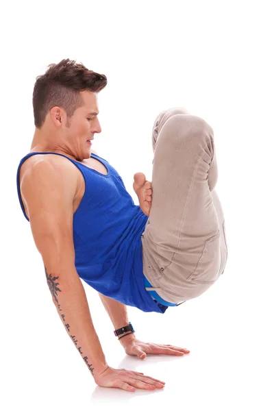 Homem de pé em suas mãos em uma posição de ioga — Fotografia de Stock