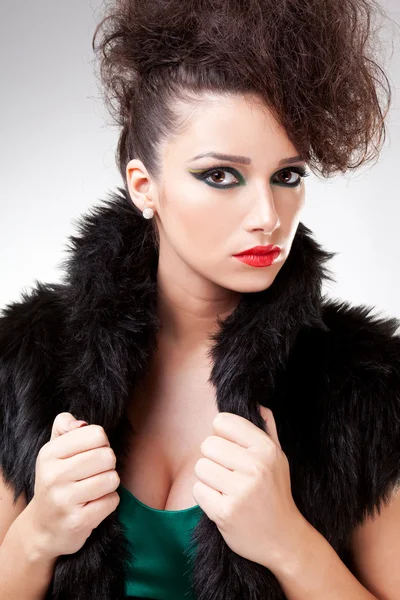 Bella donna alla moda in pelliccia — Foto Stock