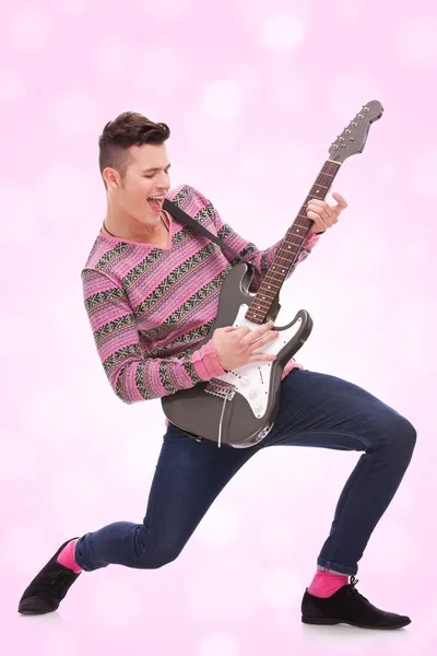 캐주얼 젊은 남자 기타 연주 — 스톡 사진