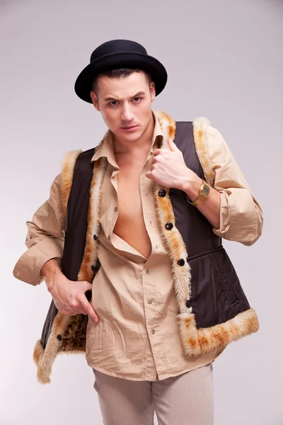 Hombre con sombrero y abrigo de piel divertida posando — Foto de Stock