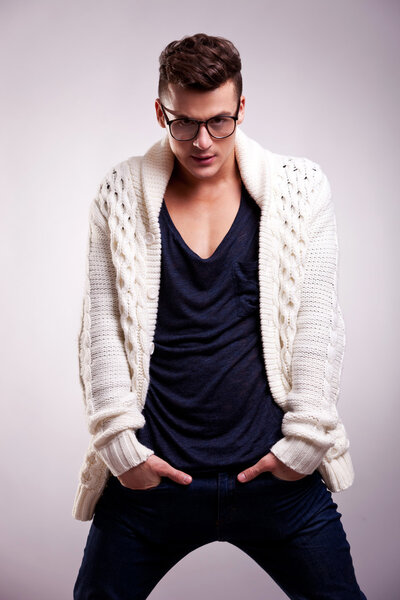 Крутой парень с руками в карманах
