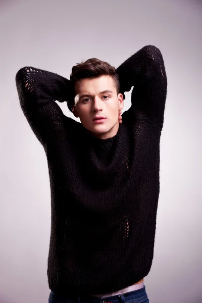 Młody przystojny mężczyzna w sweter — Zdjęcie stockowe