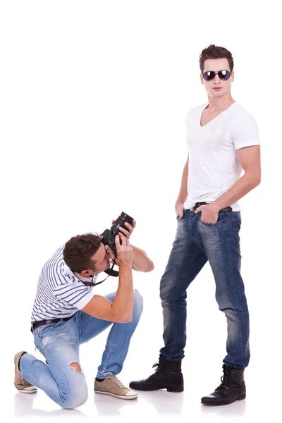 Jovem usando óculos de sol sendo fotografado — Fotografia de Stock