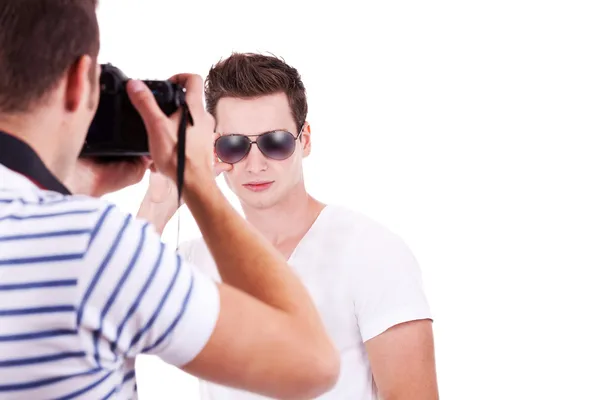 Fotograf tar en bild av hans manliga modell — Stockfoto