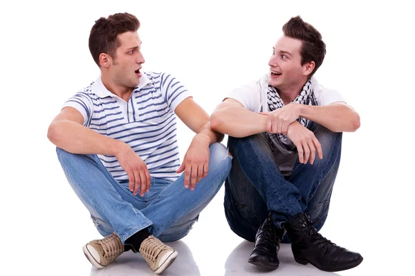 Dois homens amigos olhando um para o outro — Fotografia de Stock