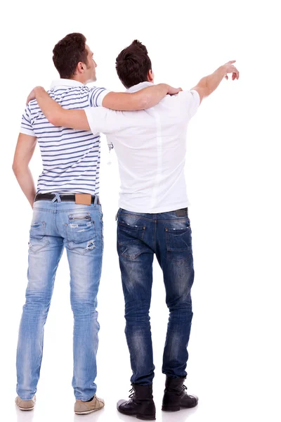 Zwei junge Männer, die auf irgendjemanden zeigen — Stockfoto