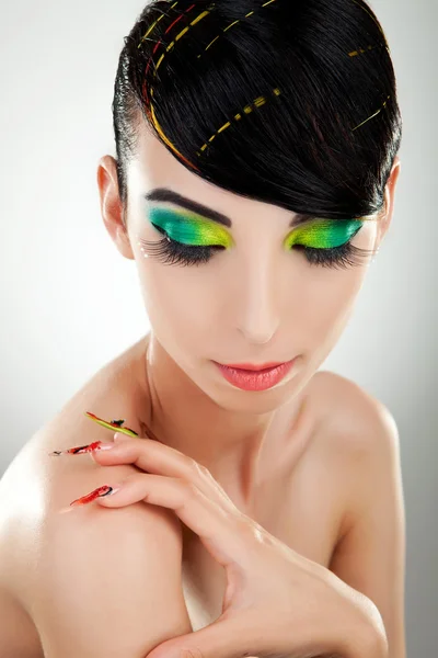 Mulher com manicure brilhante e maquiagem — Fotografia de Stock