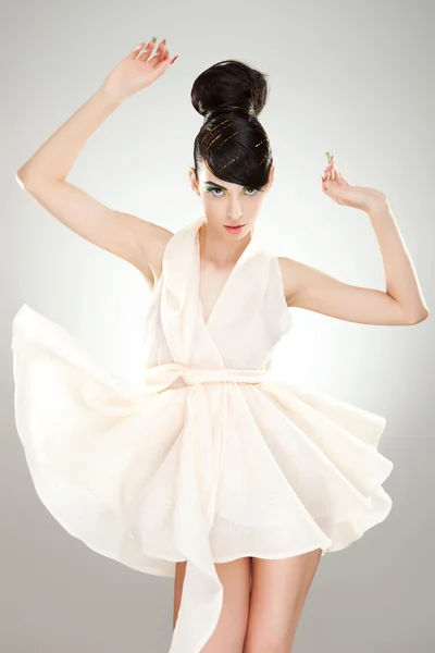Luxusní mladá žena ve světle létající šaty — Stock fotografie