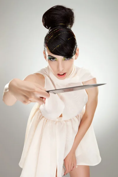Donna in abito attaccare con grande coltello da cucina — Foto Stock