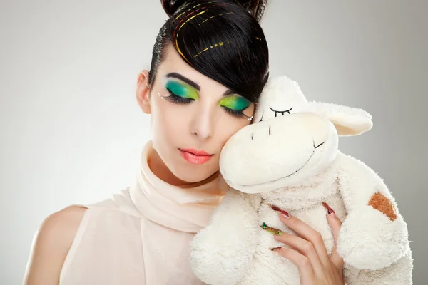 Mode-Mädchen posiert mit Teddy — Stockfoto