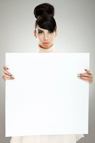 Fashion woman presenting blank board — Stock Photo, Image