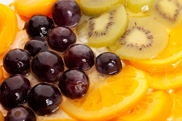 Apelsiner, vindruvor, kiwi och persikor toppning — Stockfoto