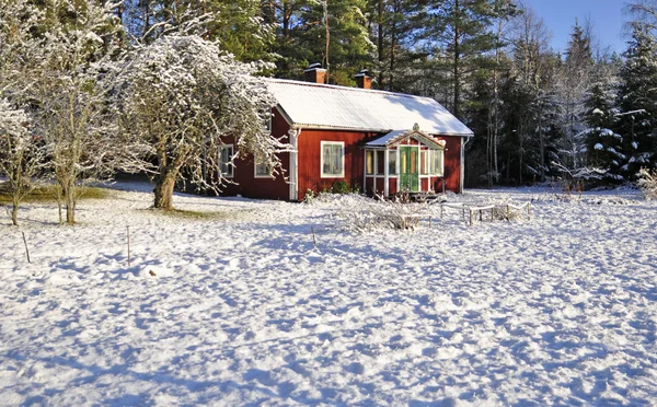 Casa de campo vermelha no inverno — Fotografia de Stock