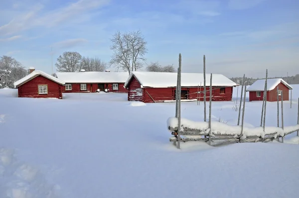 Casa de campo vermelha no inverno — Fotografia de Stock