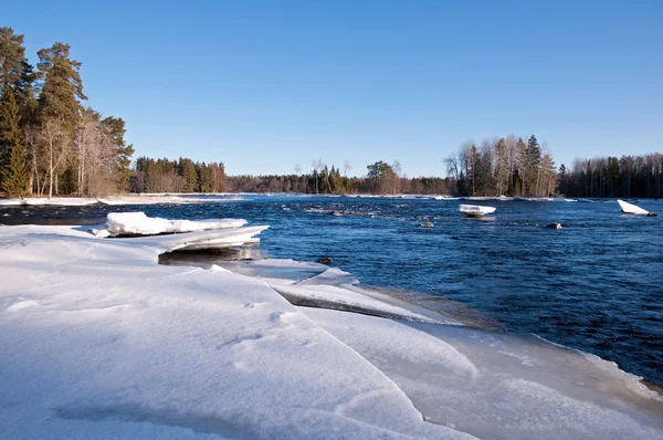 Rivier in het voorjaar — Stockfoto