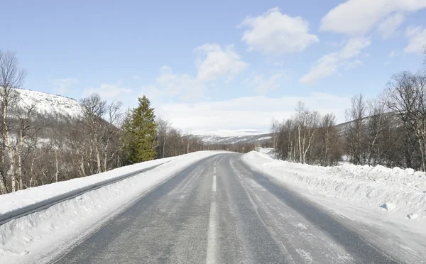 Straße in einem winterlichen Berg — Stockfoto
