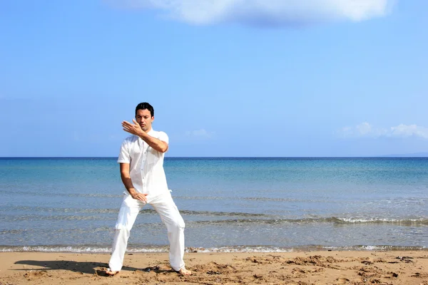 英俊的男人练习泰国志在海滩上 — 图库照片