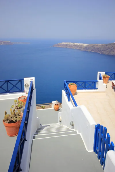 Escaleras que conducen a la hermosa bahía con mar azul claro — Foto de Stock