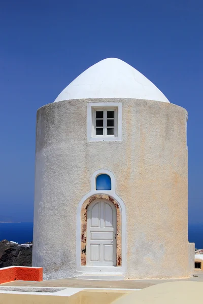 Moinho de vento na ilha Santorini — Fotografia de Stock