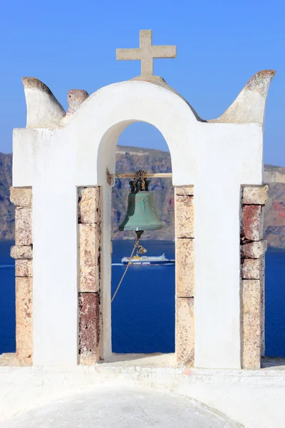 Igreja ortodoxa grega com barco de balsa em Santorini — Fotografia de Stock