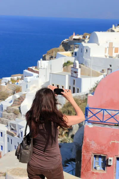Frau besucht die Insel Santorini — Stockfoto