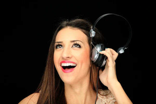 Красивая девушка слушает музыку — стоковое фото