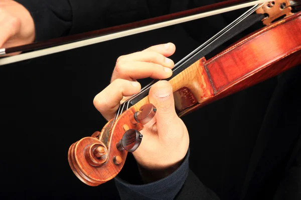 Violin is in the hands of professional violinist. — Stock Photo, Image