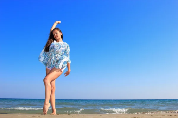 해변에서 매력적인 여자 — 스톡 사진