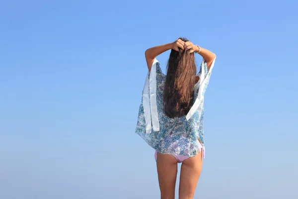 Vonzó lány a strandon — Stock Fotó