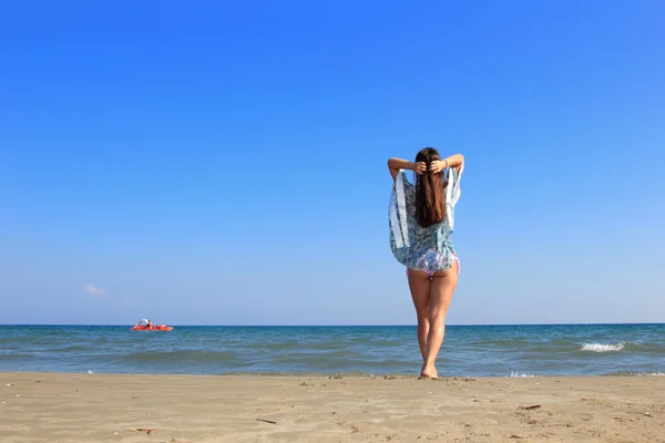 Aantrekkelijk meisje op het strand — Stockfoto