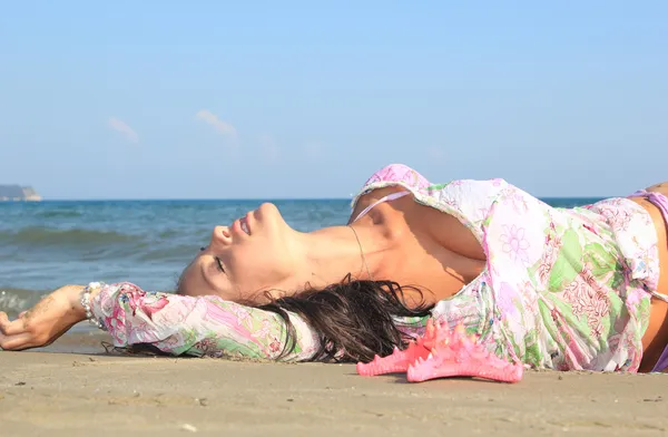Femme relaxante sur la plage — Photo