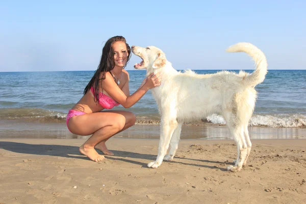 Fiatal nő játszik kutyájával — Stock Fotó