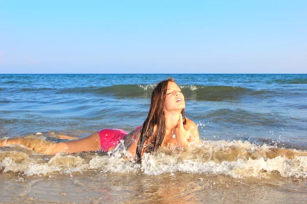 Attraktiva flicka på stranden — Stockfoto