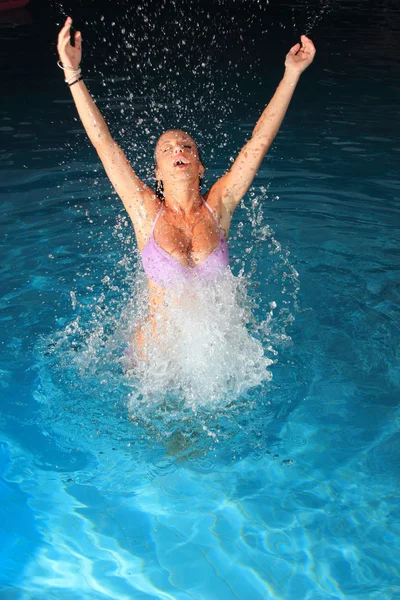 Vonzó lány a medencében — Stock Fotó