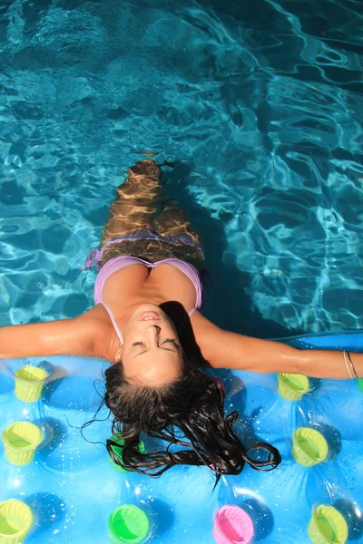Привлекательная девушка в бассейне — стоковое фото