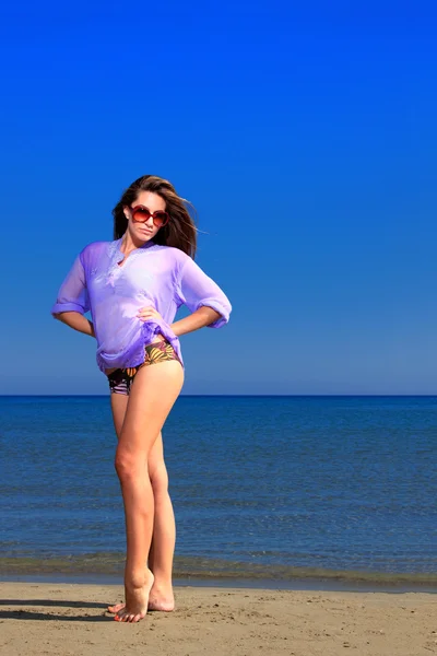 Mooi meisje op het strand — Stockfoto