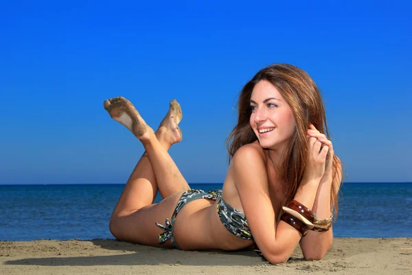 Hermosa chica en la playa — Foto de Stock