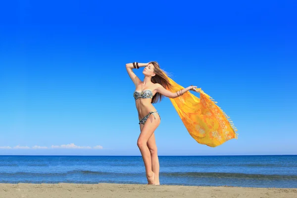Привлекательная девушка на пляже — стоковое фото