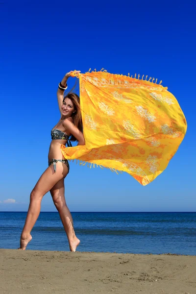 Ευτυχισμένη γυναίκα με sarong — Φωτογραφία Αρχείου