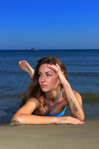 Vacker flicka på stranden — Stockfoto