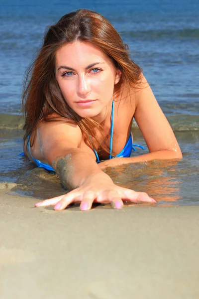 Sahilde güzel bir kız — Stok fotoğraf