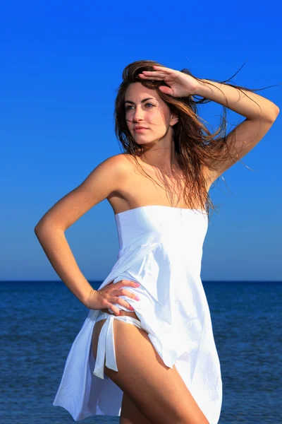 Ritratto di donna attraente in spiaggia — Foto Stock