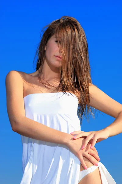 Portrét atraktivní ženy na pláži — Stock fotografie